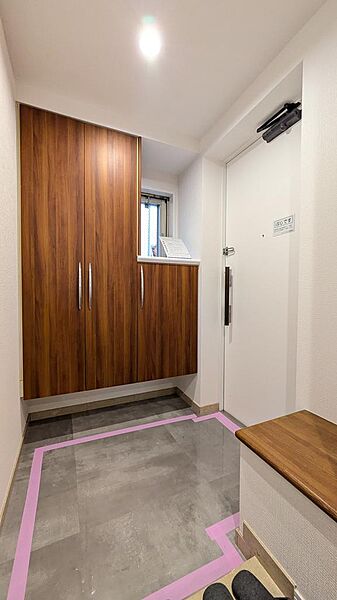 玄関前のアルコーブは独立感を演出