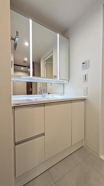 ワイドな鏡を備えた洗面化粧台