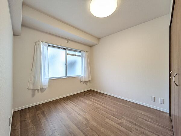 お掃除もラクチンなフローリングのお部屋です