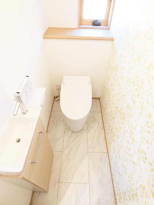 ■1階　トイレ　スタイリッシュなタンクレス＆うれしい手洗い付き■温水洗浄暖房便座付き。（1、2階）■リモコンで操作します（1、2階）