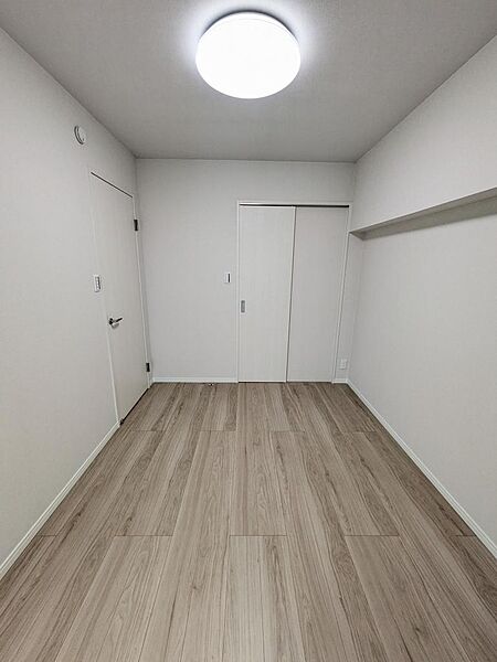 4.9帖の洋室です。白基調で床はマイルドな色合いになっています。こちらを寝室にしたら、落ち着きながらいい夢を見ることができそうです♪