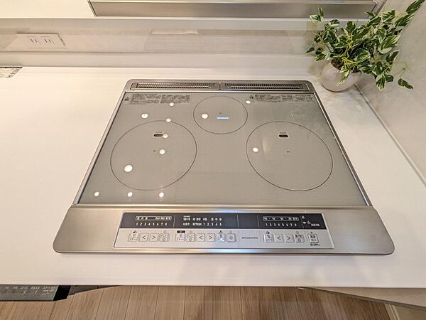 IHは三口コンロです。品数を増やしたい日もスムーズにお料理ができます☆