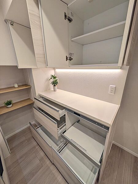 キッチンから振り向くとそこには収納たっぷりのカップボードが！お料理スペースや、作業台が増えると自然とお料理の時間も楽しくなります♪