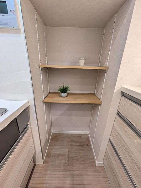キッチンとカップボードの間には、可動式の棚がございます。なんだかちょっとした休憩スペースのようですね。好きな雑貨や観葉植物などを置いてみてはいかがでしょうか？