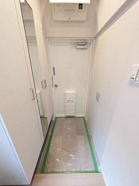 玄関です。鏡付きの収納もありますので、お出かけ前に身だしなみはばっちり☆その日履くシューズも鏡の前でセットしましょう♪