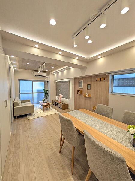 キッチンから奥に広がるリビングは複数の照明に照らされていつも明るさが保たれます♪おしゃれなライトと温かみのある木材のコントラストが綺麗です☆