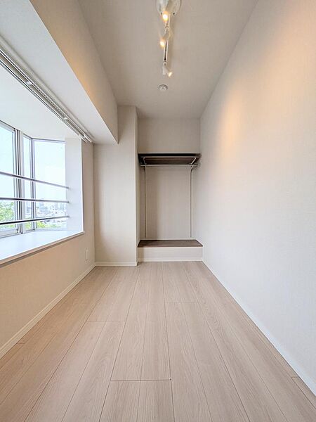 4.7帖の洋室です♪角部屋ですので嬉しい窓付きです♪（撮影日：2026/4/13）