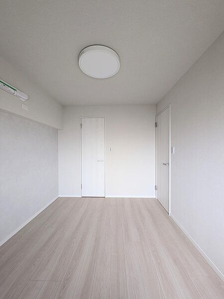 5.8帖の洋室です♪柱の出っ張りがないので自分にあったレイアウトが組めます♪（撮影日：2026/4/13）