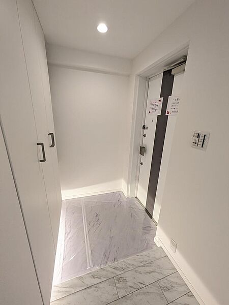 足元を照らすオシャレな間接照明は、あなたのお気に入りの靴をより一層輝かせることでしょう♪（2026年4月13日撮影）