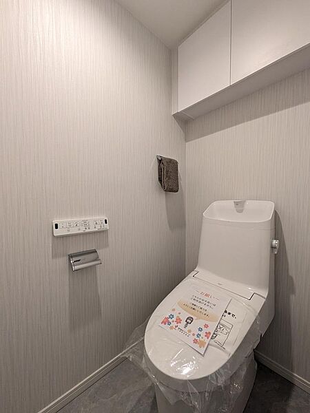 温水洗浄便座付のトイレは、清潔感があり落ち着いた空間。収納スペースも付いており、整理整頓もお手軽です♪（2026年4月13日撮影）