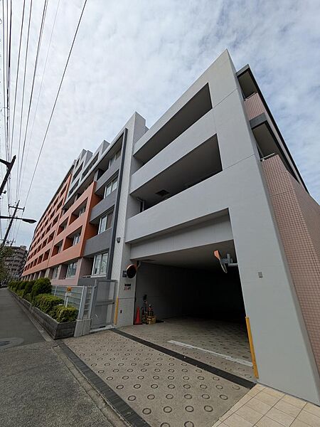 上質なデザインが特徴の外観は、高級感や清潔感を与え、住む人や訪れる人にも好印象な佇まい♪（2026年4月13日撮影）