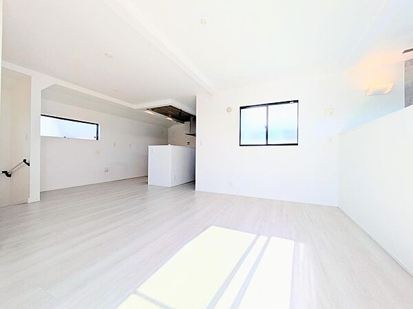 窓がたくさんあり天気のいい日は照明なしでも明るいお部屋です♪