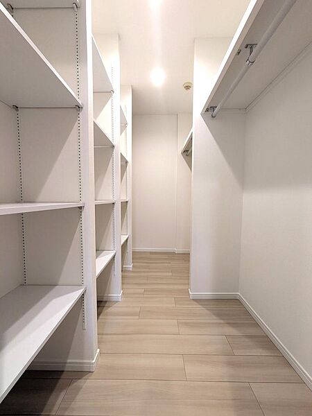 広々としたWICは棚もあって色んな用途の荷物を置く事ができます。