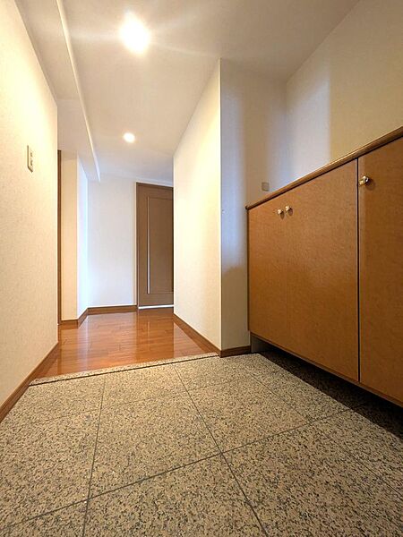 玄関も広々で靴箱も収納豊富です♪