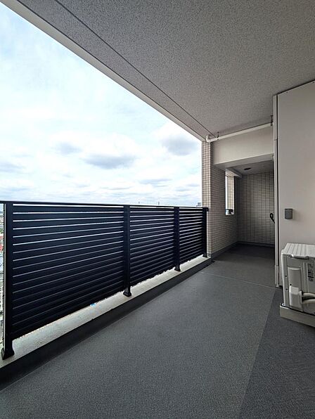 玄関前の共用廊下です♪角部屋となります♪