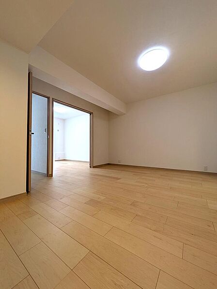 東側6帖の洋室です♪