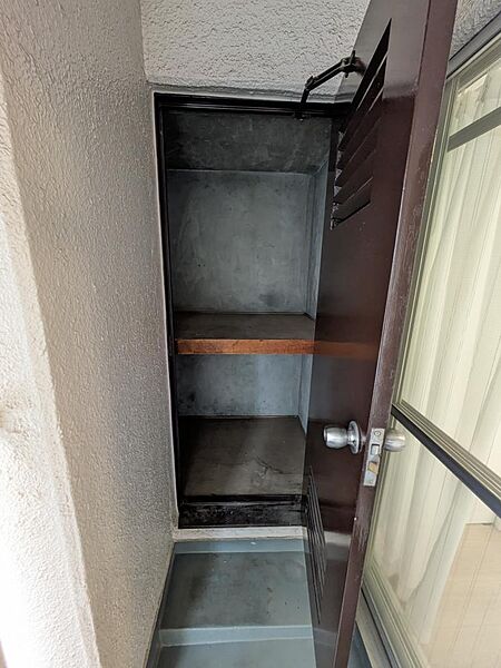 西側バルコニーに収納あり。