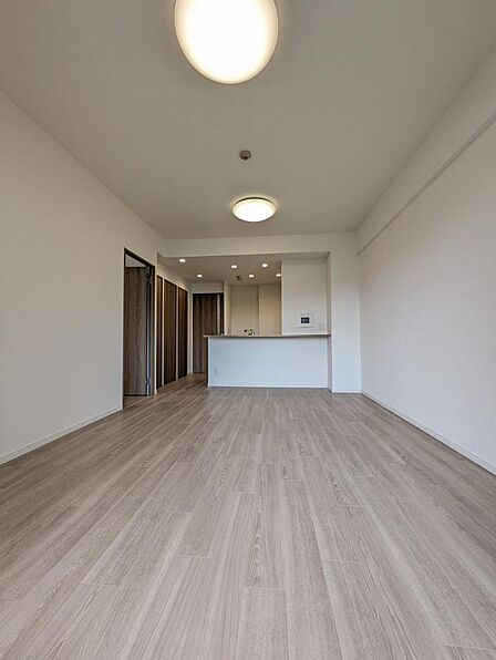 15帖LDK。バルコニー方向から見る。