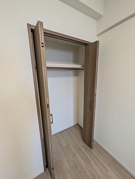 玄関側・洋室5帖。収納。
