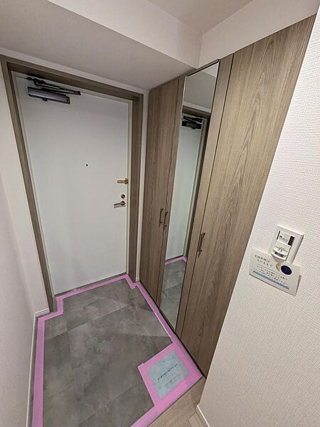 姿見のある玄関スペース