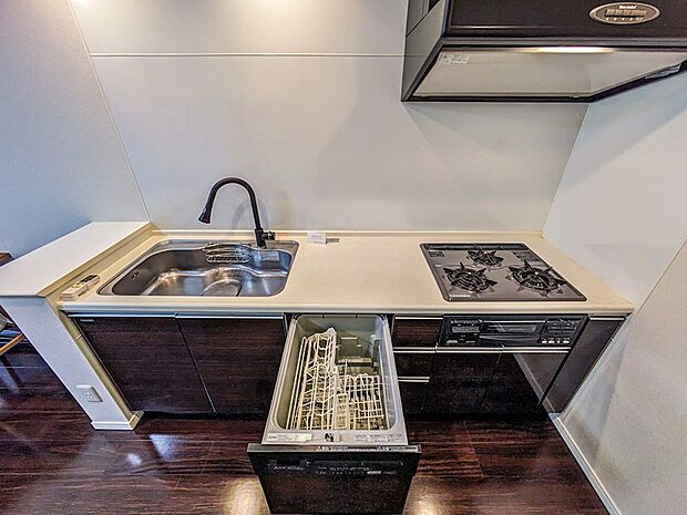 食洗機など設備充実のシステムキッチン。
