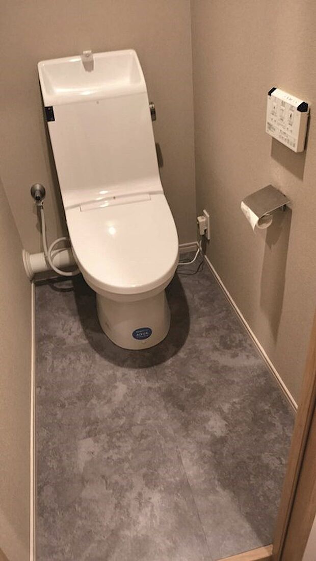 2017年2月に交換された洗浄便座付きトイレ。上部には収納棚があります。2024年5月トイレ床貼替。