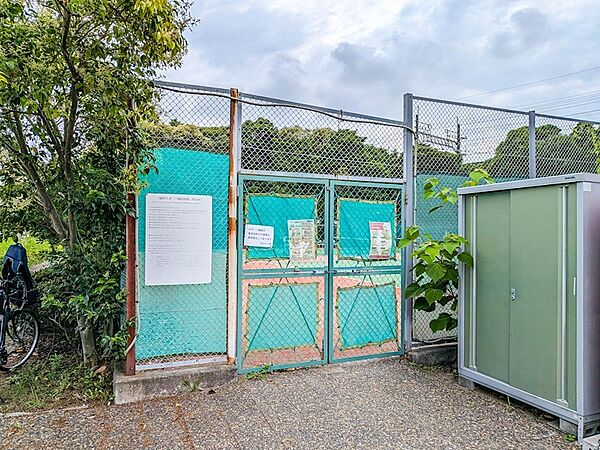 美浜運動公園テニスコートまで徒歩4分。身近にスポーツを楽しめる環境が揃っています。