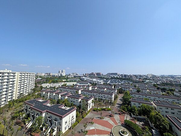 周辺に高い建物がなく遠くまで見渡せる心地よい景色。バルコニーからの開放的な眺めを現地でご覧下さい。