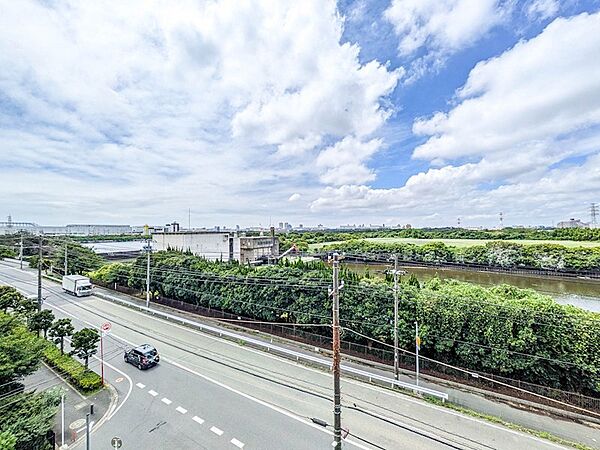 6階部分につき見晴らし良好！青空が大きく広がり、四季折々の緑を楽しめる爽やかな眺望が魅力です。