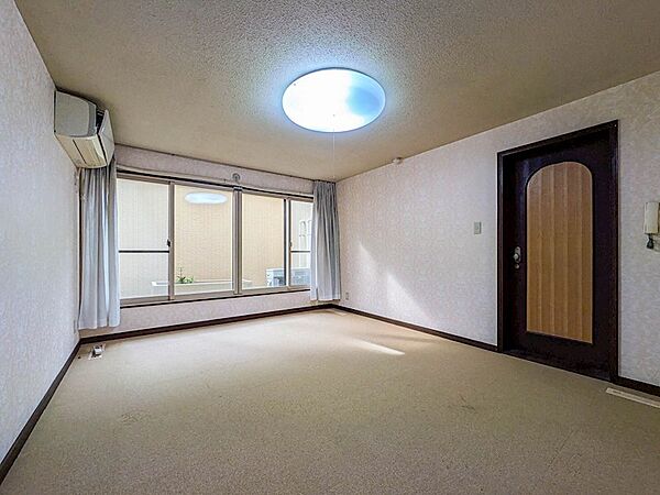売主様がピアノやバイオリンの音楽室として使っていた地下のファミリールーム。趣味を楽しむ空間におすすめの約10帖。