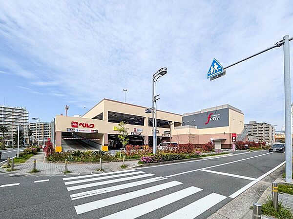 スーパーのベルクフォルテ新浦安店まで徒歩7分。マツモトキヨシやセリアなどの店舗も揃う商業施設です。