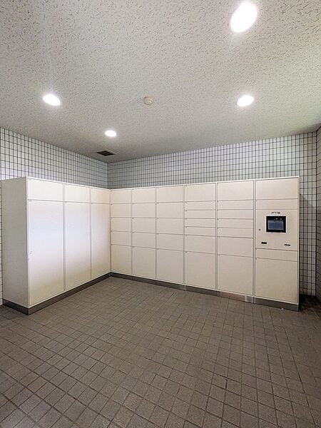 外出時にも荷物の受取が可能な宅配ボックスを設置。再配達の手間を省き、時間を有効に活用できます。