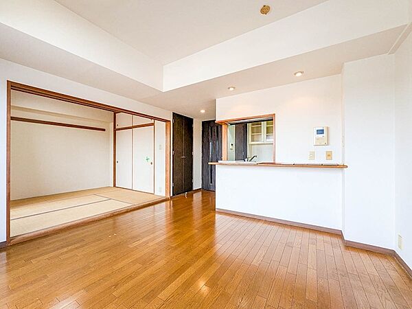 陽光差し込む約11.9帖のLDK。リフォームプランを用意しております。現地にて詳しくご説明いたします。
