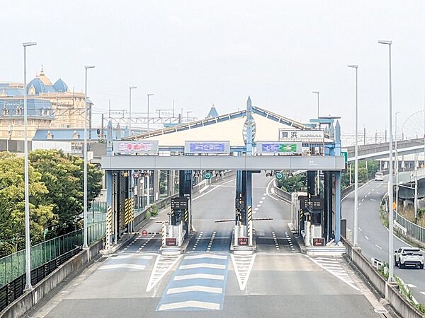 首都高速道路湾岸線「舞浜入口」まで1820m。都心方面やレジャーへの移動など、車でのアクセスも良好です。