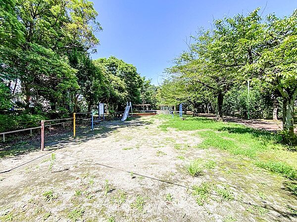敷地内に設けられた緑豊かな公園。遊具が揃っており、小さなお子様を安心して遊ばせられる環境です。