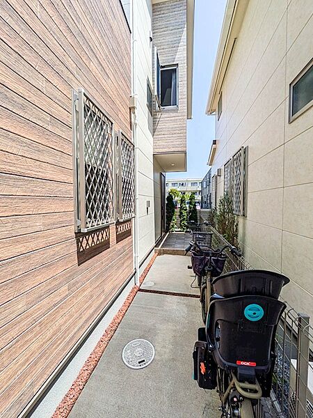 プライベート感のある奥行きが魅力のアプローチ。自転車スペースとしても重宝する設計。
