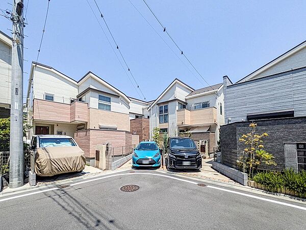 2023年に分譲された分譲地。幅員約5．5mの道路に面し車の出し入れもスムーズ。