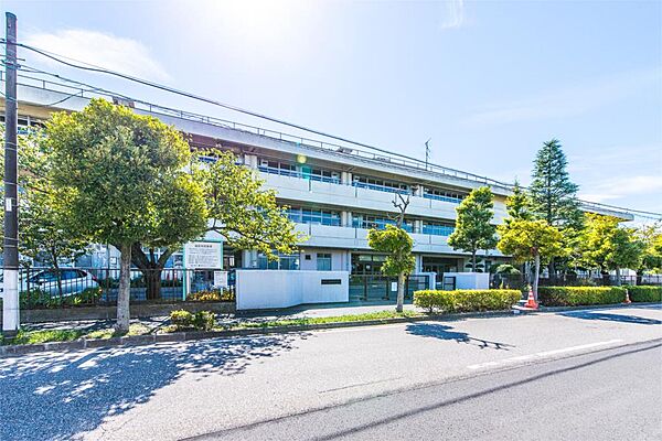 浦安市立見明川中学校（830m）