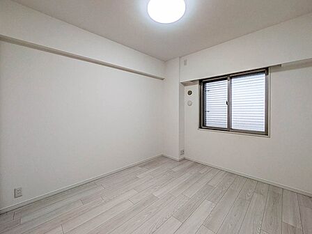 【洋室】約6.0帖の洋室。主寝室や子供部屋など多目的に利用可能で、明るい色のフローリングが映えます。