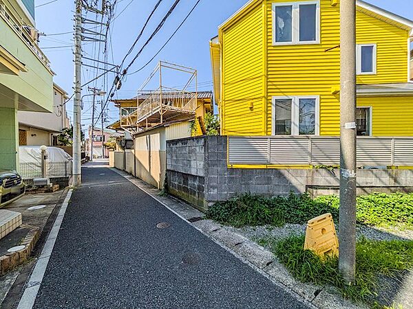 北東側道路。