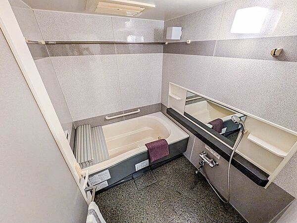 ゆったりとした1620サイズのユニットバス。雨の日の衣類乾燥にも便利な浴室換気乾燥機付きです。2018年10月給湯器交換。