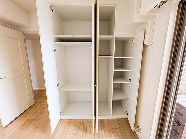 洋室2には衣類や小物を細かく分類して収納できるクローゼットがあります。
