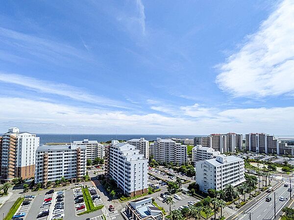 青空と海のパノラマが日常になる最上階の角部屋。周囲に高い遮蔽物がなく、心地よい風が通り抜けるロケーション。