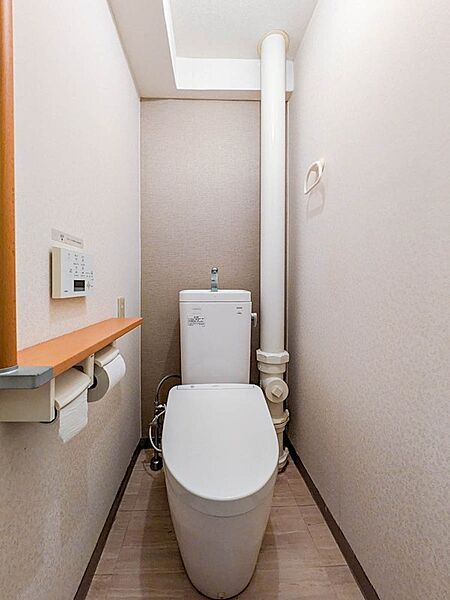2007年9月にトイレ交換。温水洗浄便座や手すり、ペーパーホルダー棚を備えたトイレ。