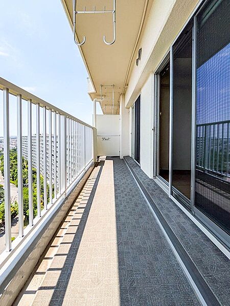 明るい陽光が広がる南向きバルコニー。物干し金物を備え、スペースにゆとりのある使いやすい設計です。