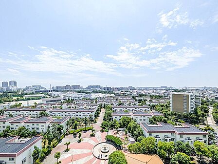バルコニーから敷地内の噴水広場や美しい緑の並木を一望。遮るもののない広い青空を見渡せる眺望です。
