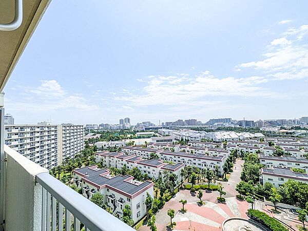 周辺に高い建物がなく遠くまで見渡せる心地よい景色。バルコニーからの開放的な眺めを現地でご覧下さい。