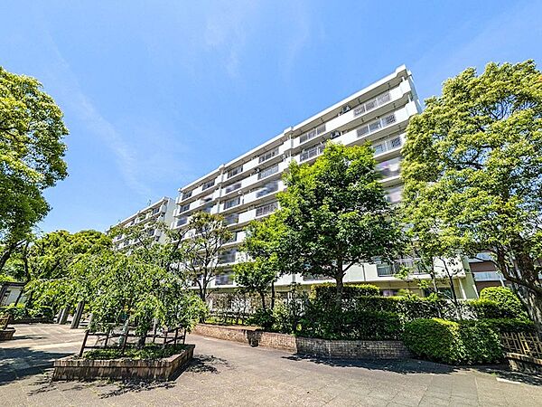 植栽の緑に囲まれた落ち着きある佇まい。2014年の外壁塗装等、計画的な修繕履歴が建物の質を維持しています。
