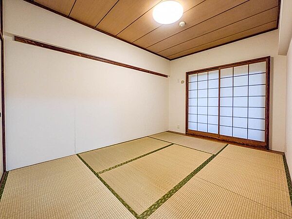 落ち着きのある和の空間。リビングに隣接しており、引き戸を開放すれば一体感のある広がりが生まれます。