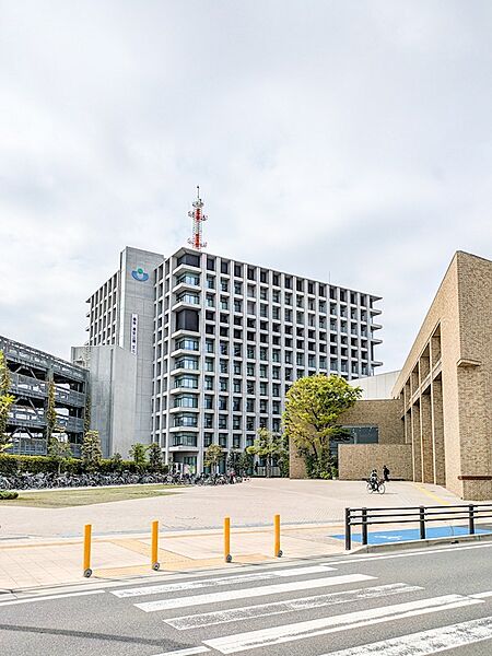 浦安市役所まで徒歩17分（約1330m）。各種行政手続きや証明書発行の際にも便利なロケーション。
